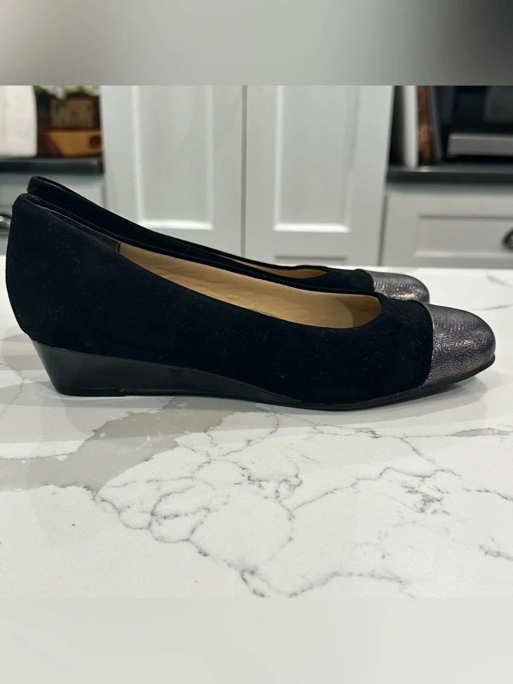 Trotters Langley Black Suede Pewter Cap Toe Wedge Pump Shoes Womens Size 7.5